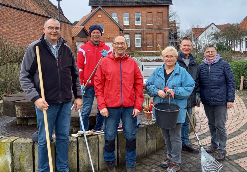 Pflege des Dorfplatzes in der Dorfmitte von Leese