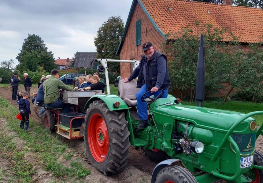  	Kartoffel-Ernte mit den Treckerfreunden vom Heimatverein Leese